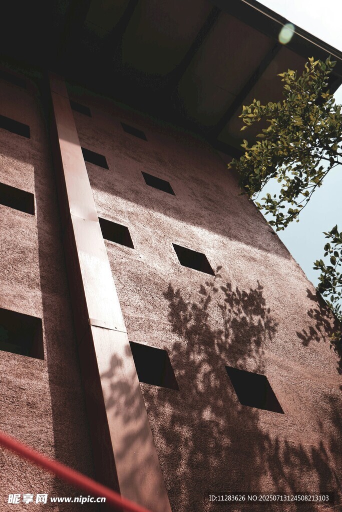 红砖建筑与斑驳树影