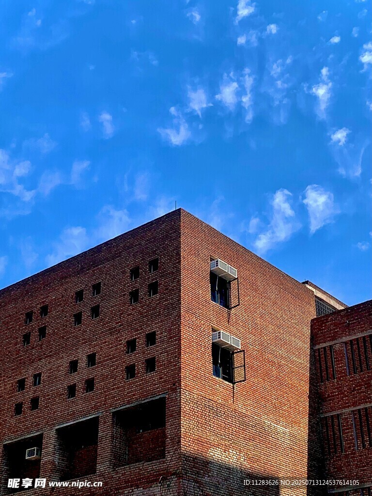 红砖建筑与蓝天相映