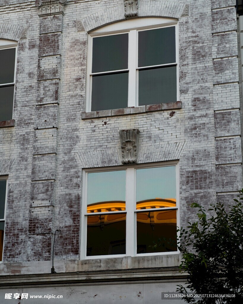 古老石砌建筑的窗户景观