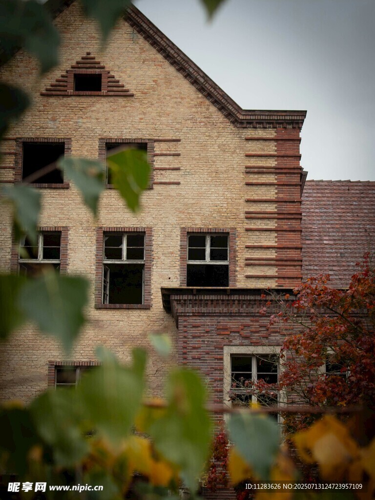秋日里的古朴建筑