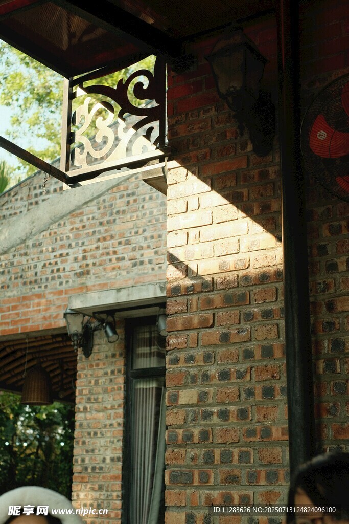 复古砖墙建筑一角