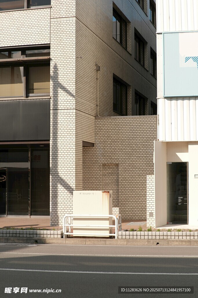 城市街道旁的现代建筑