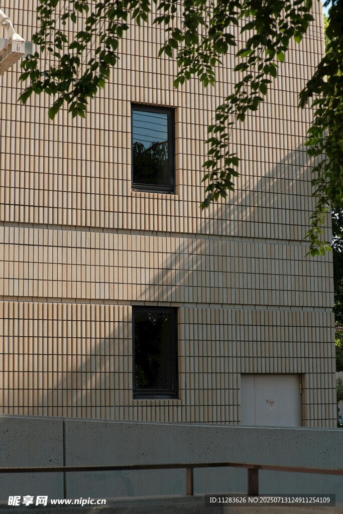 现代风格建筑外观一角