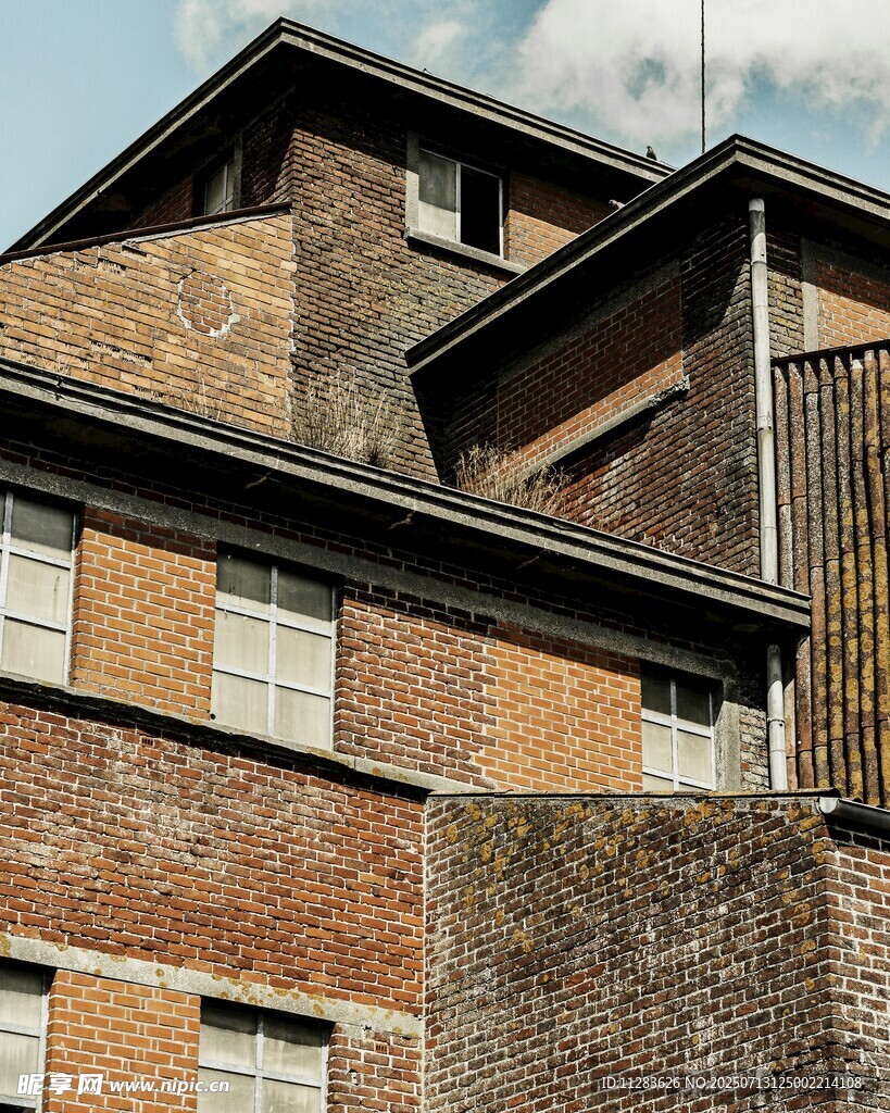 老旧砖砌建筑外观