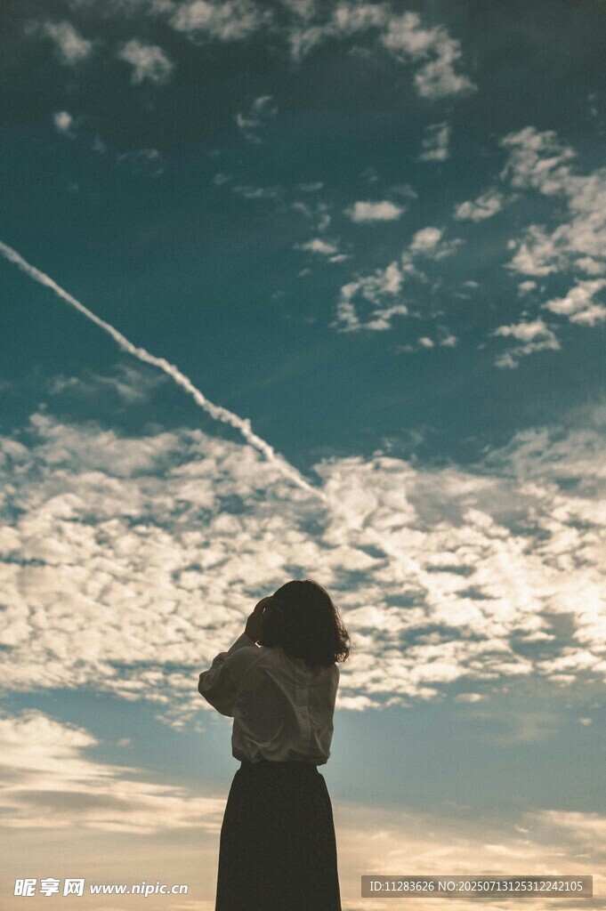 女孩逆光下仰望天空