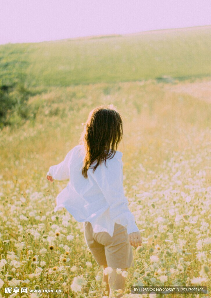 女孩漫步于烂漫花海