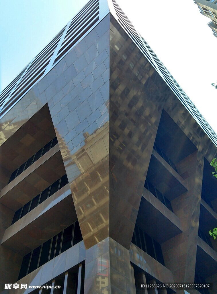 现代独特造型的几何建筑