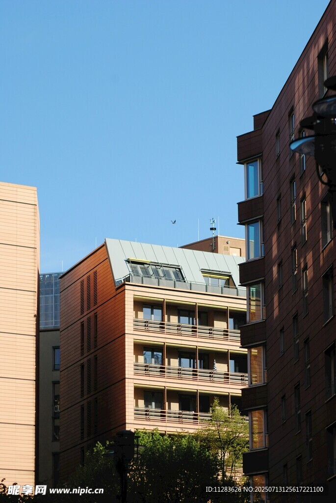 城市中的多层建筑景观