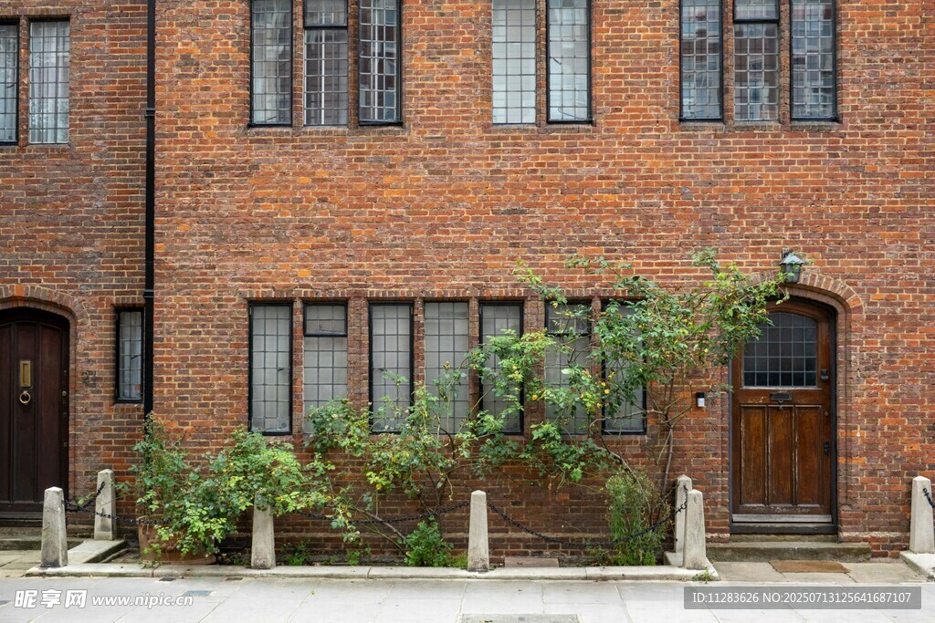 红砖建筑外的绿植景致