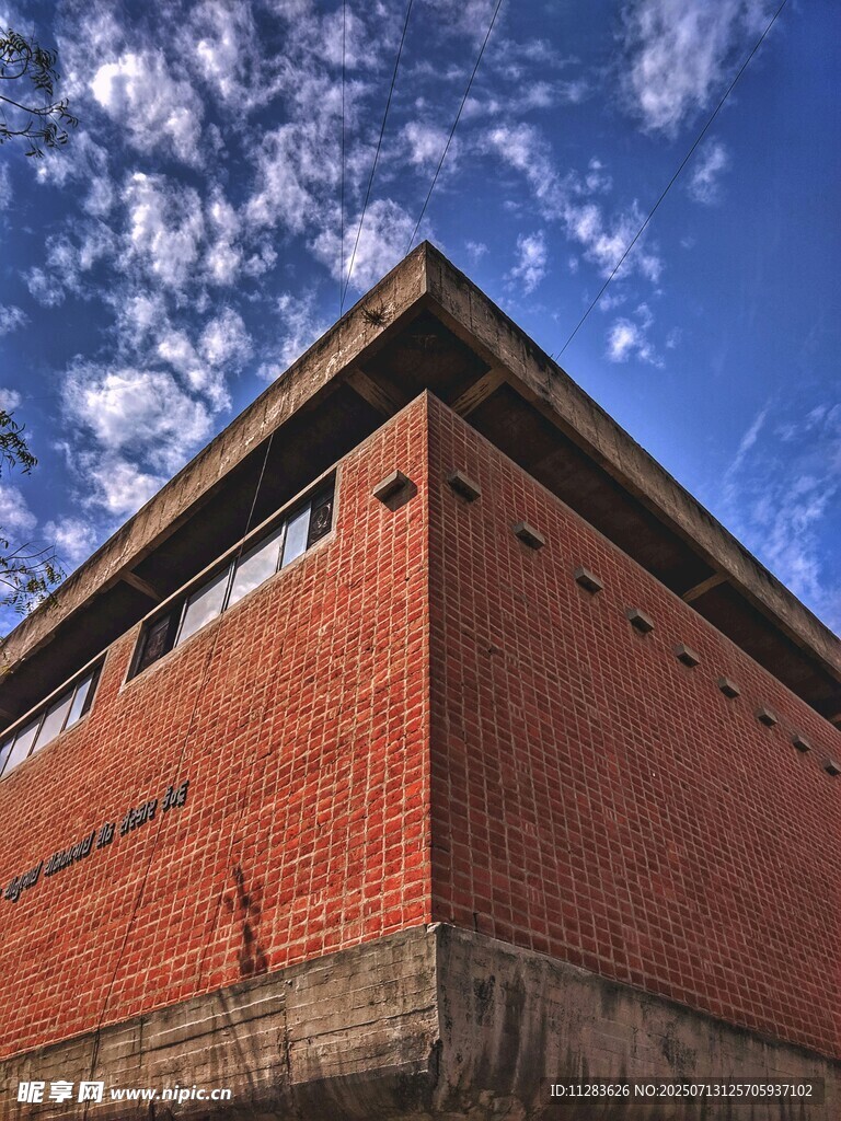 红砖建筑与蓝天白云