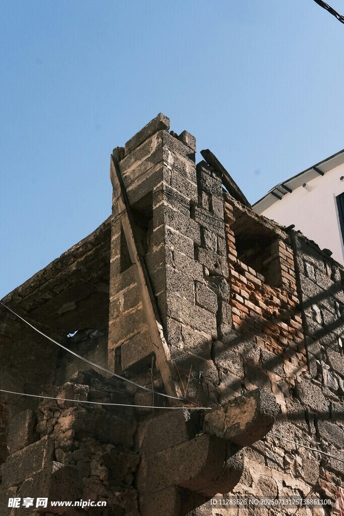破旧残垣的古老建筑