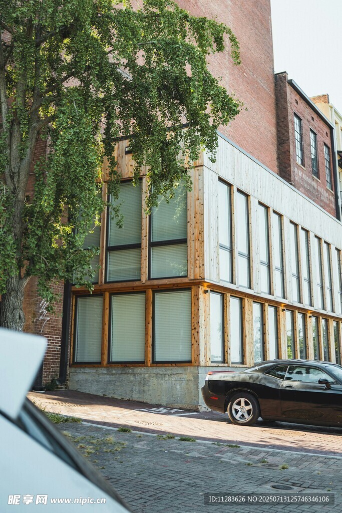 街边现代风格建筑外观