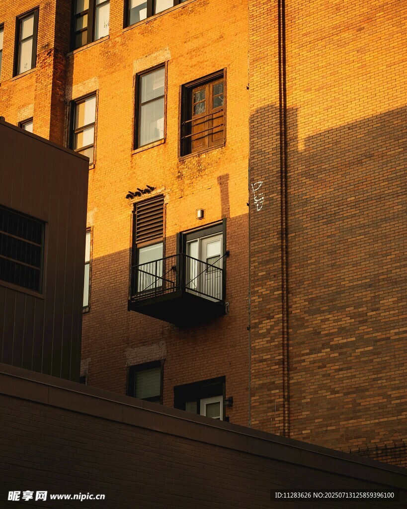 城市建筑外立面光影景象