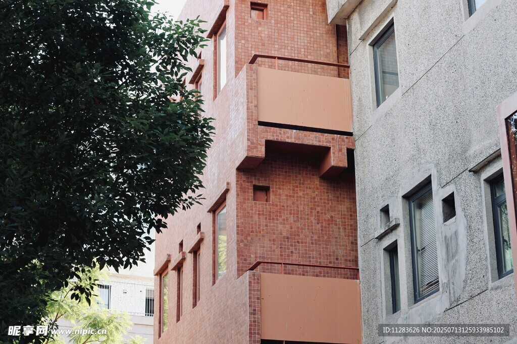 红砖建筑旁的绿树