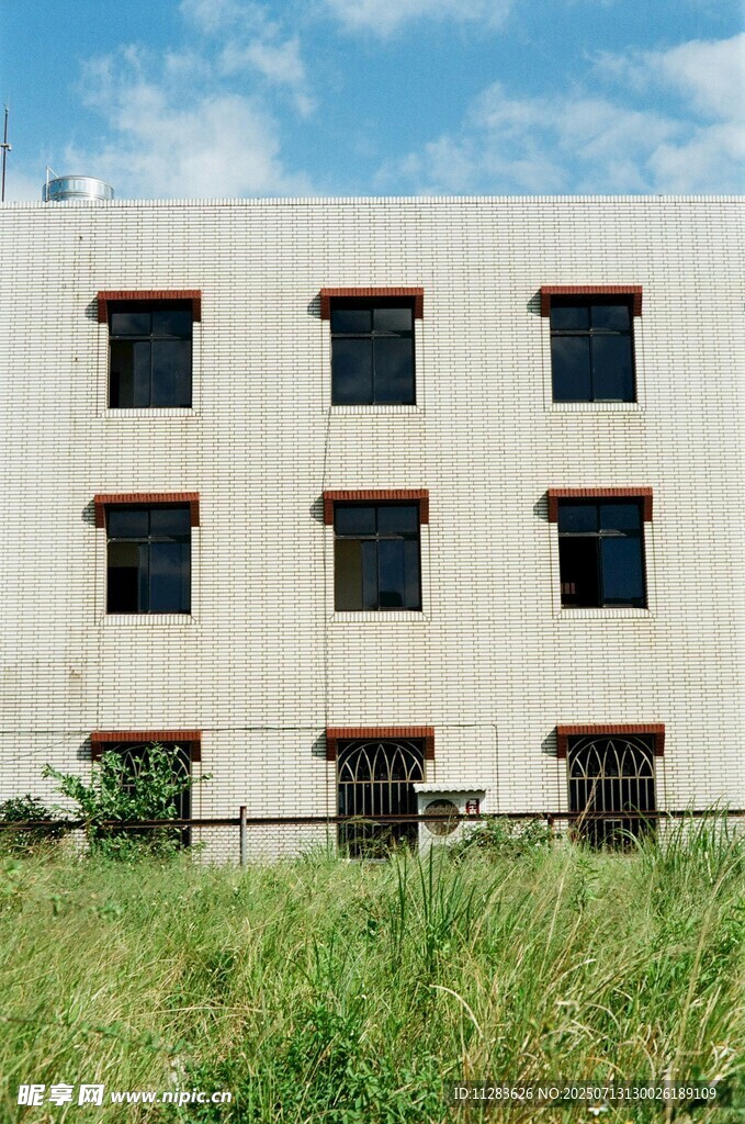 白色建筑前的茂盛草地