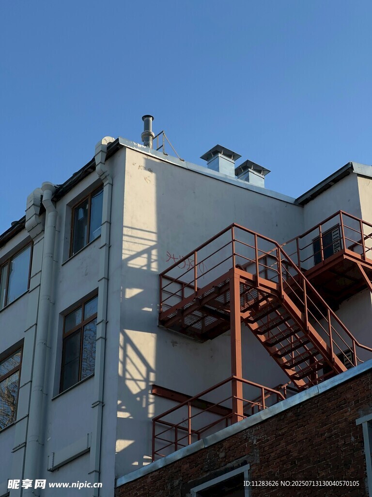 楼体外红色金属消防楼梯