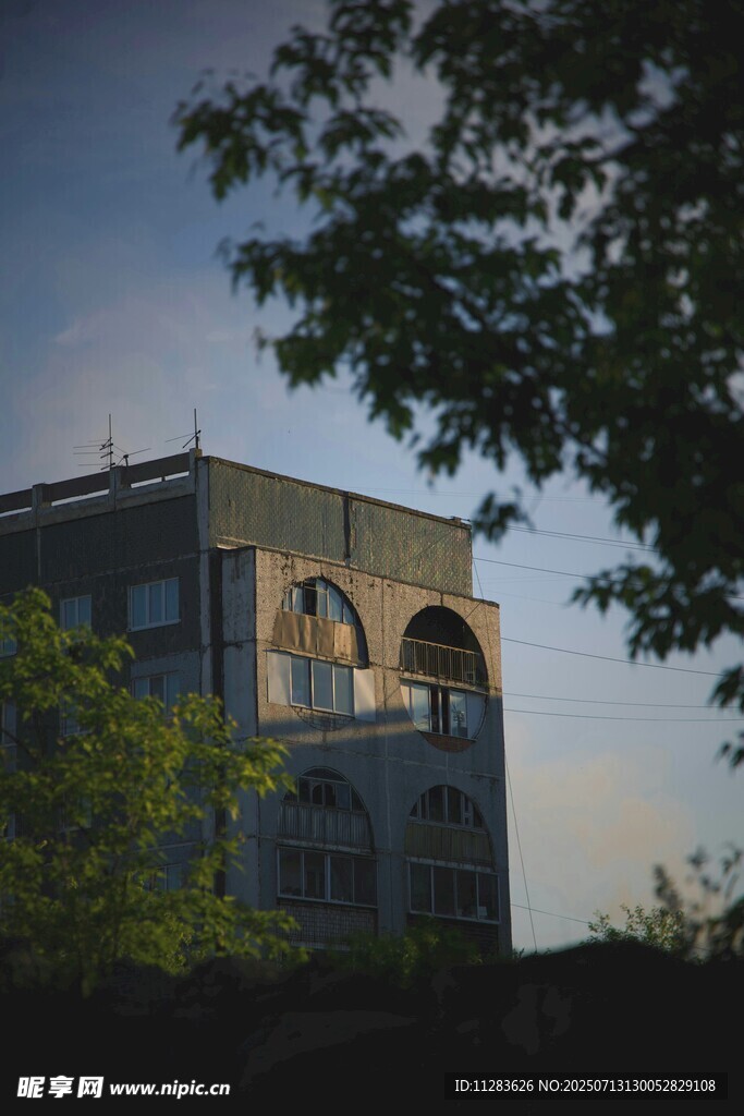 黄昏下的建筑与绿树
