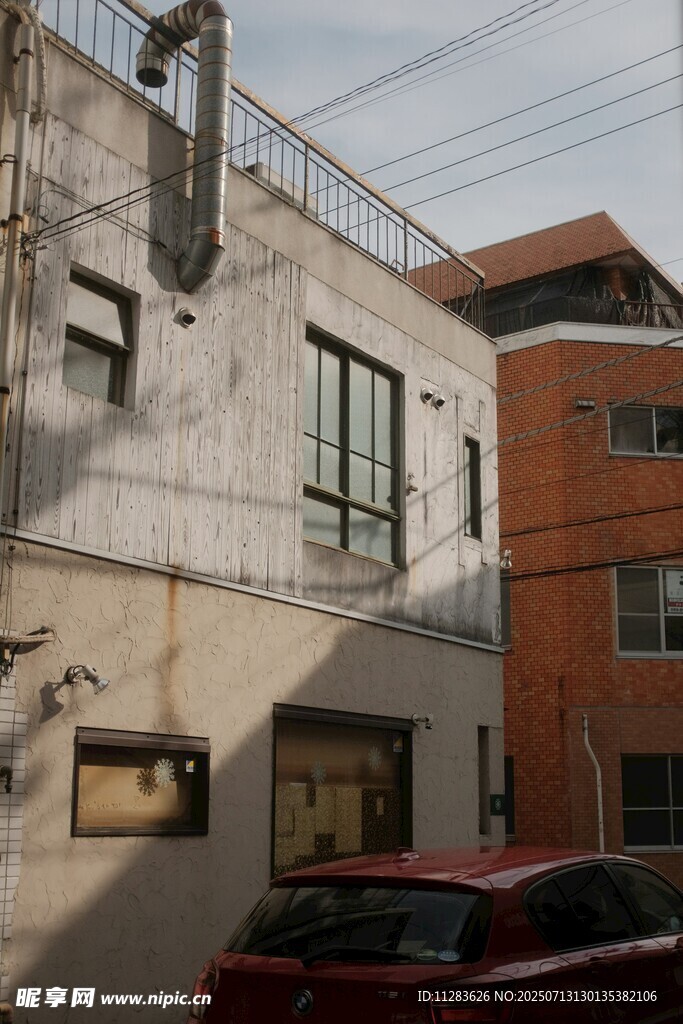 老旧建筑旁的红色车辆