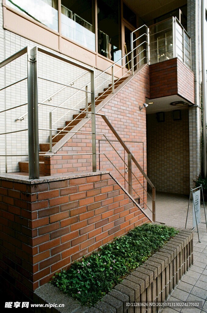 室内砖砌楼梯与绿植景观