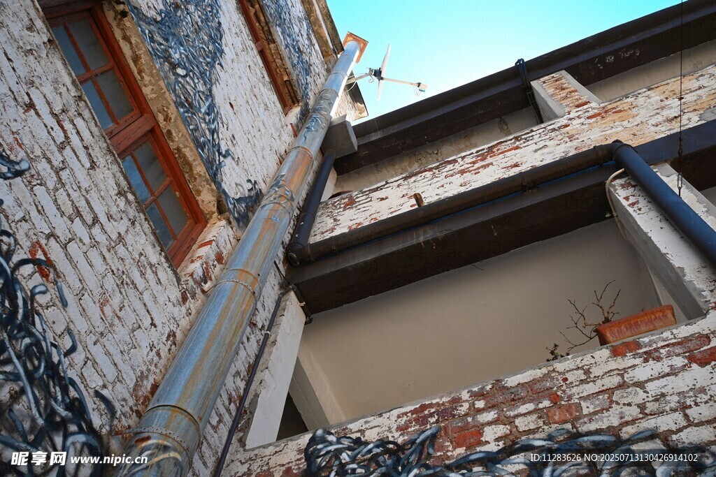废弃建筑内的斑驳景象