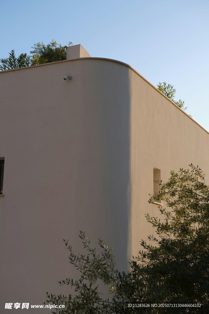 现代简约风格白色建筑一角