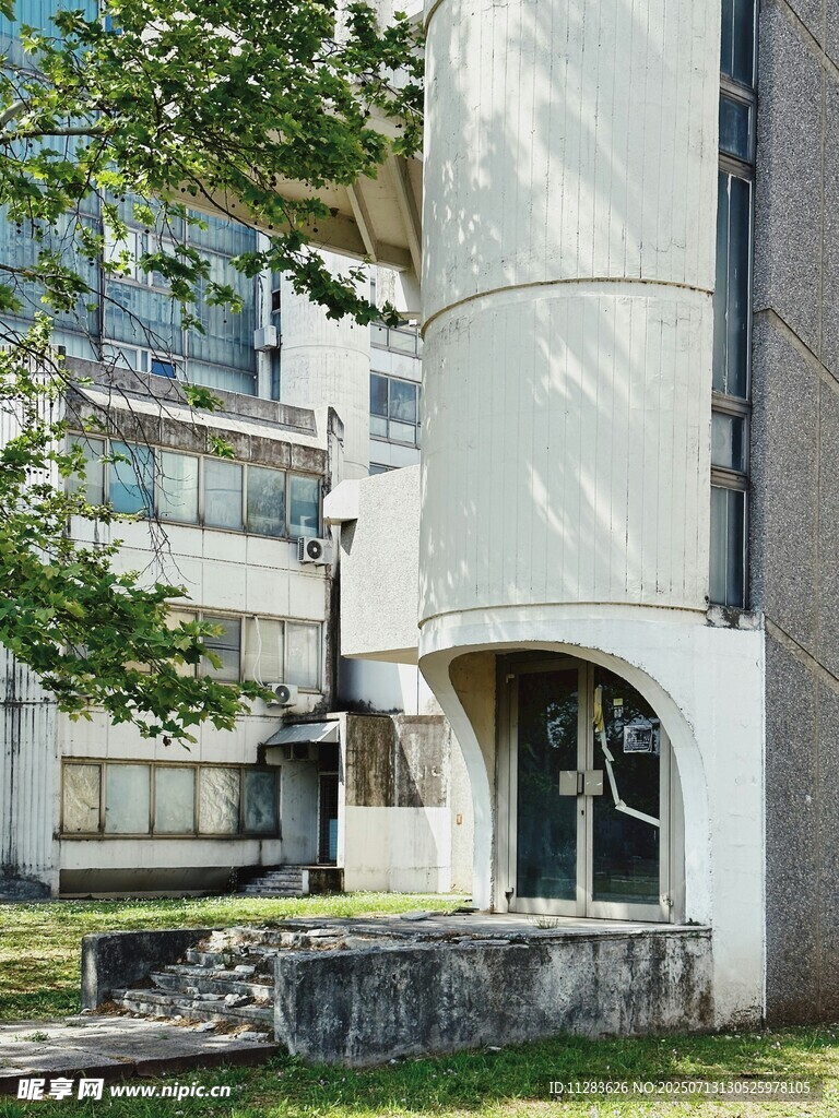现代风格建筑外观一角