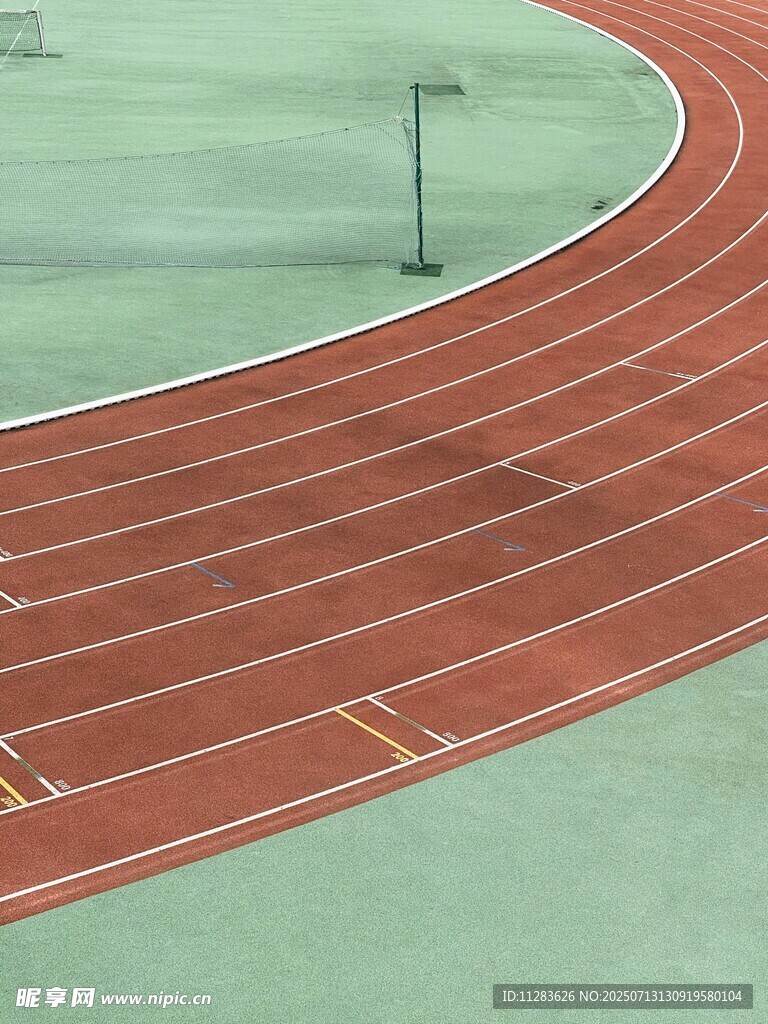 红色塑胶跑道弯道特写