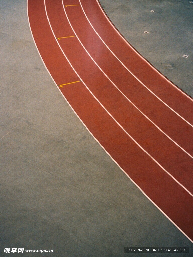 红色跑道特写