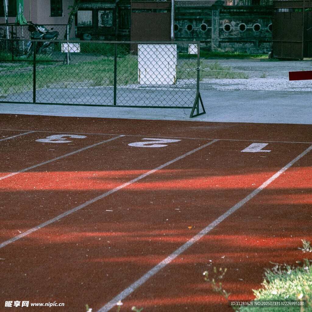 校园红色跑道与足球门