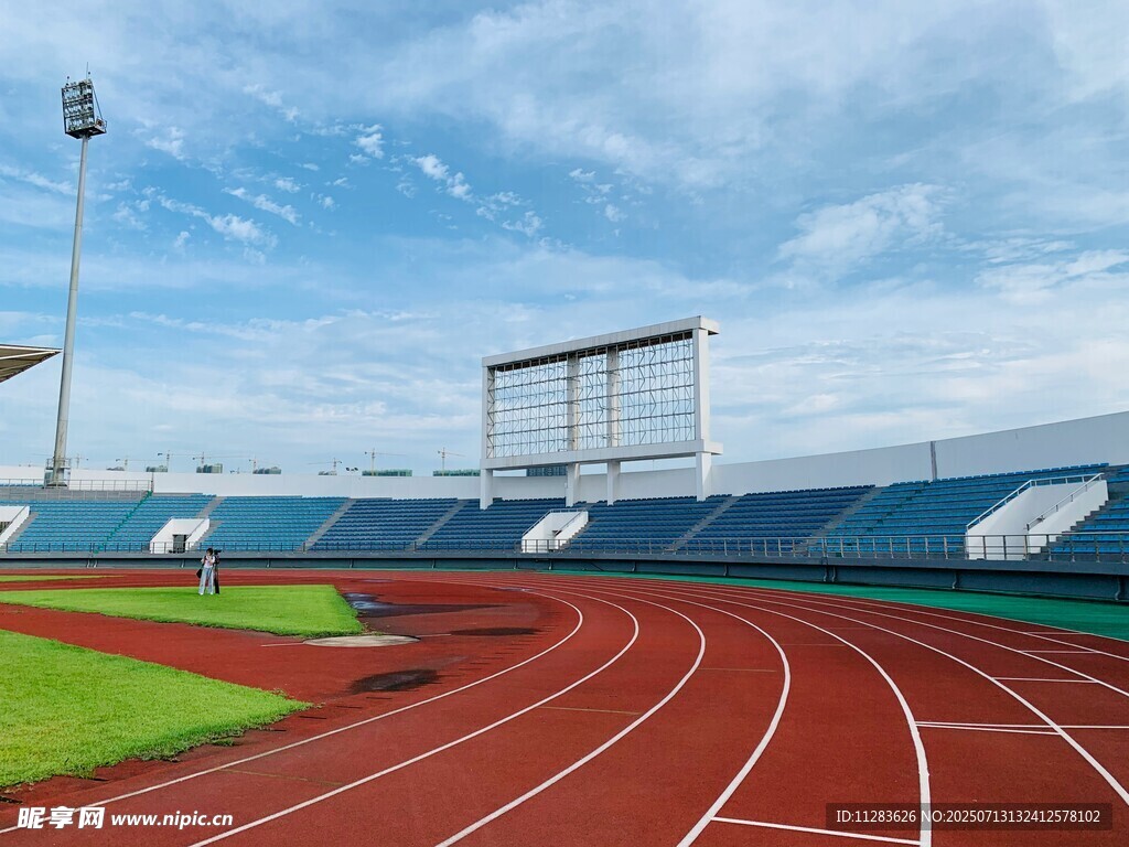 户外红色跑道体育场