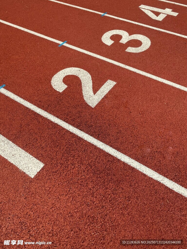 红色跑道上的数字标记