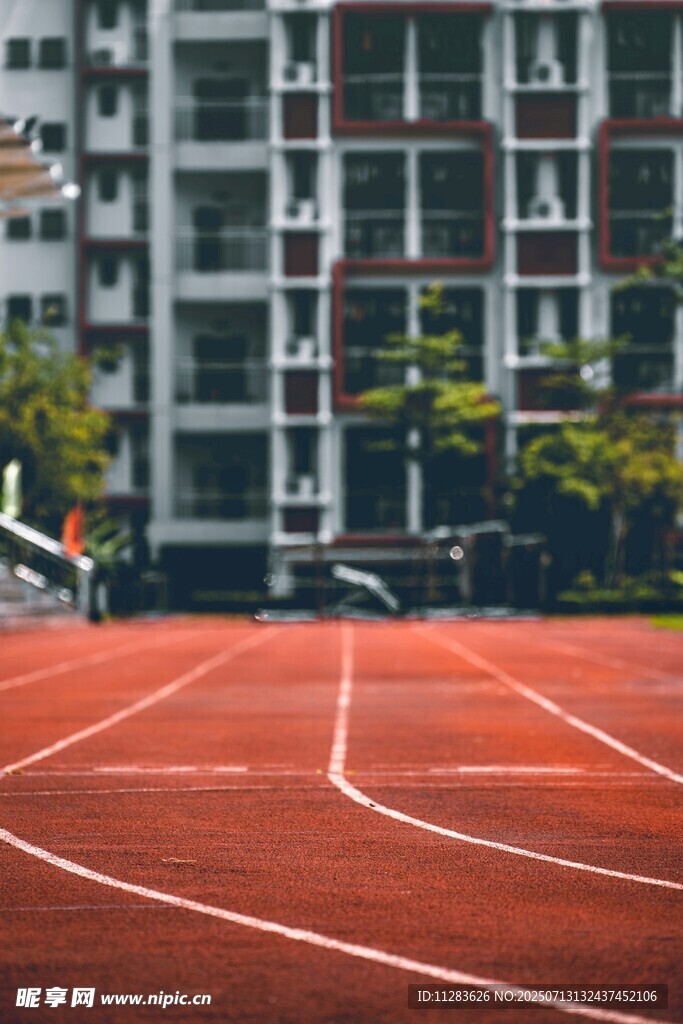 校园红色跑道与教学楼