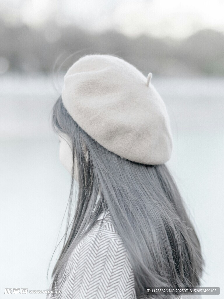 戴贝雷帽的长发女子