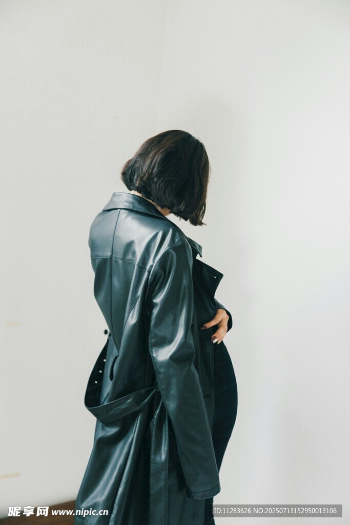 时尚女子身着长款风衣背影