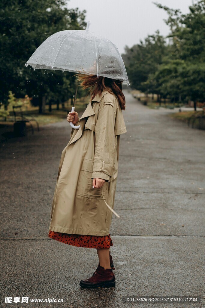 雨中撑伞漫步的优雅女孩
