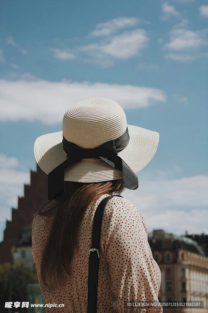女子戴帽眺望远方