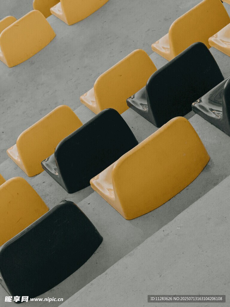 多彩座椅排列展示