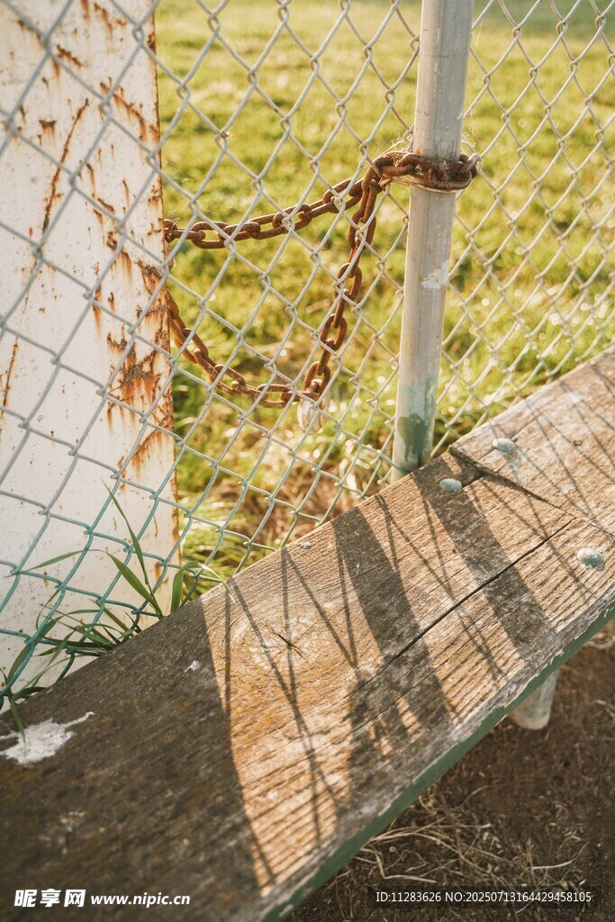 生锈锁链锁住围栏踏板