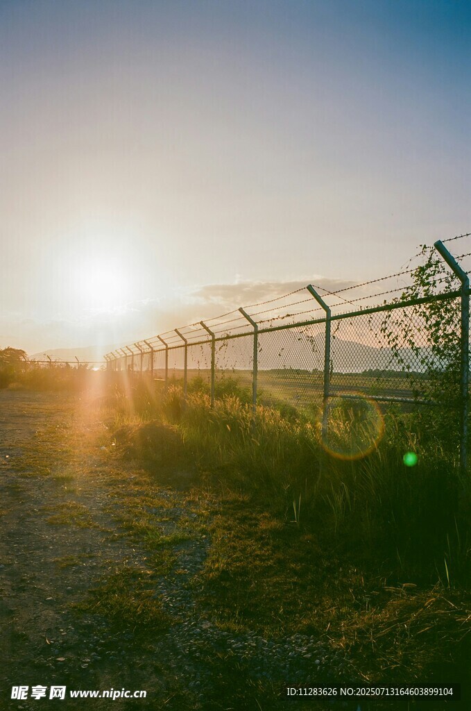 夕阳下的防护围栏