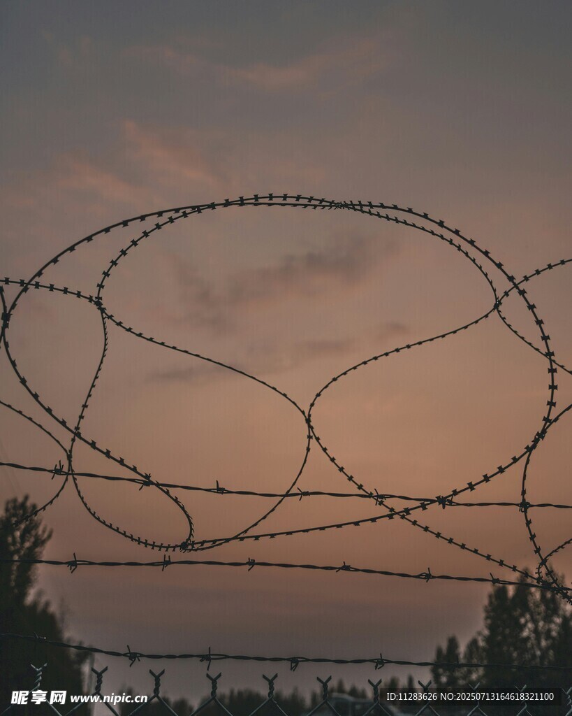夕阳下的带刺铁丝网