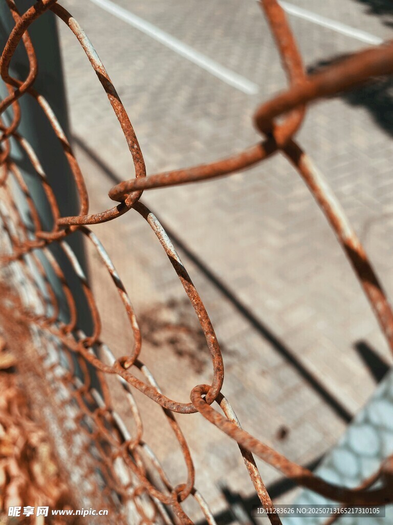 生锈的铁丝网