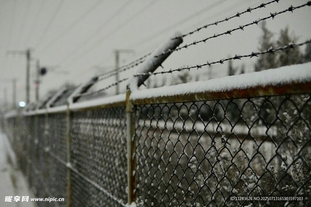 雪覆带刺铁丝网