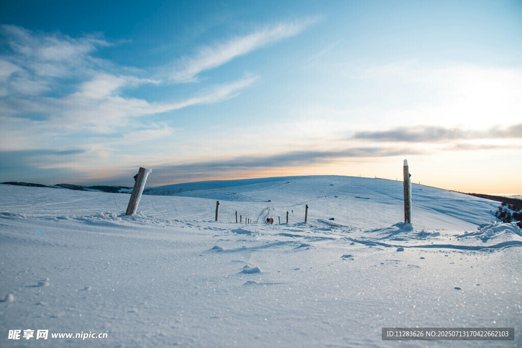 冬日雪地围栏风景