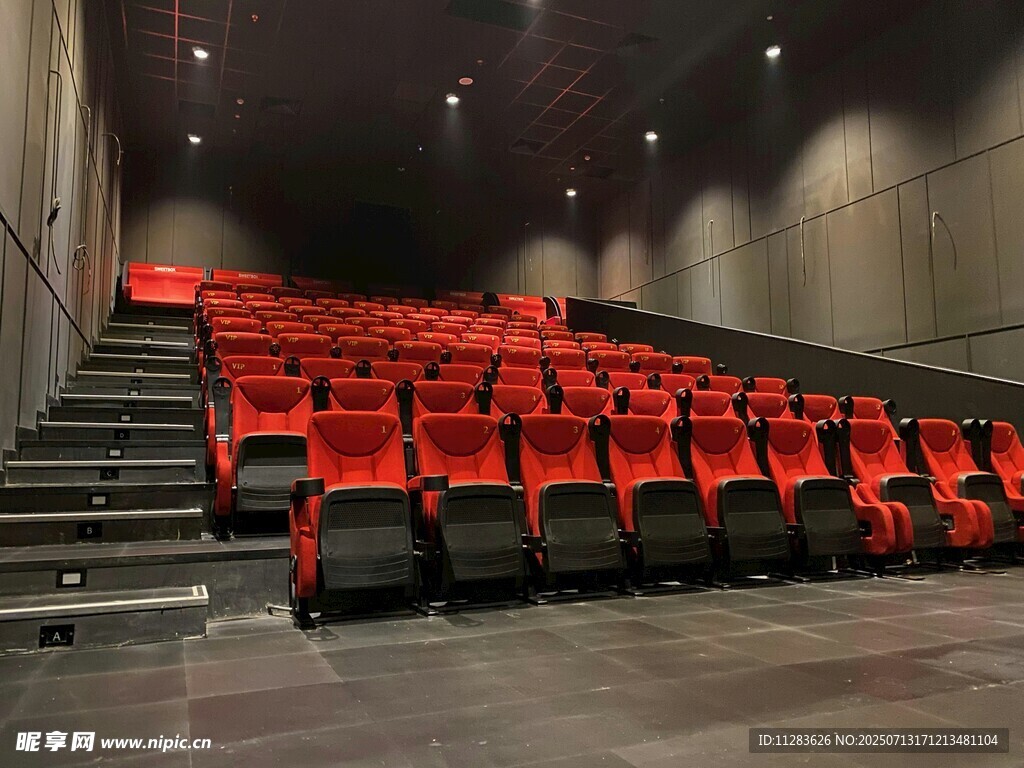 影院红色座椅阶梯式排列
