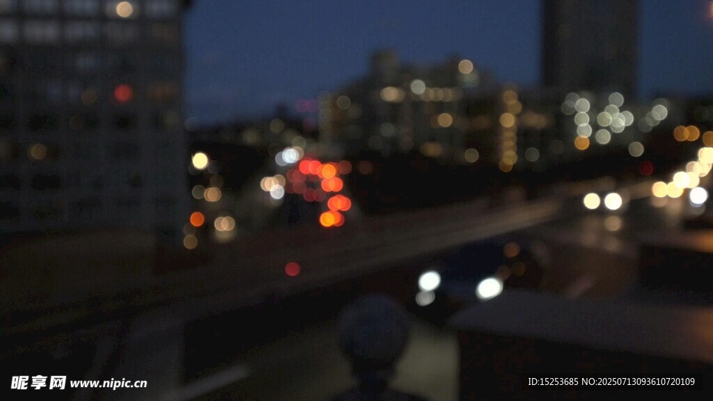 城市夜景中的车流灯光