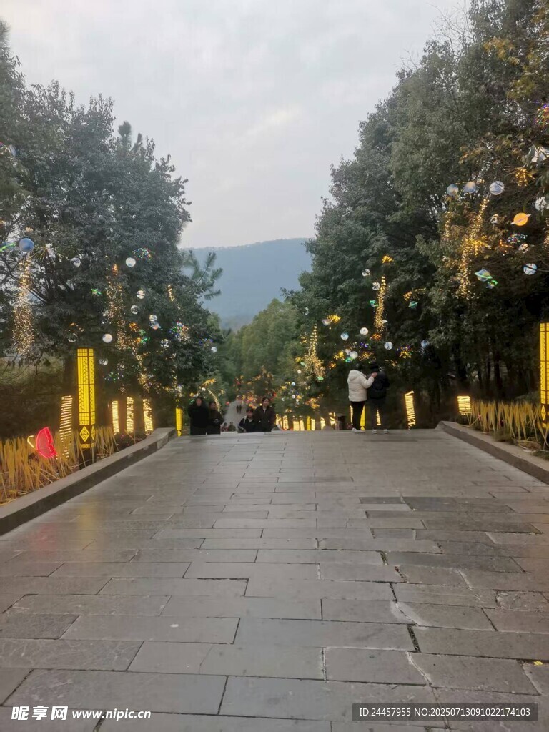 当阳玉泉山门大道夜景