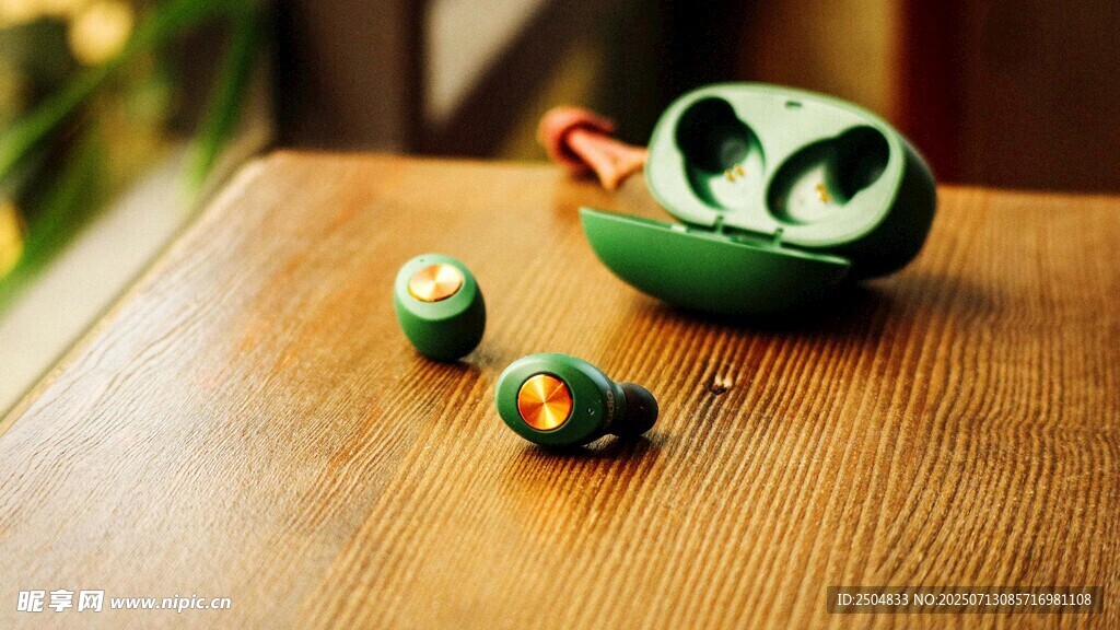 精致茶具摆于木质桌面