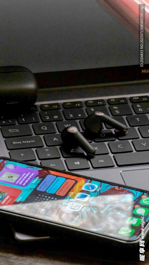 多彩手机壳与笔记本电脑