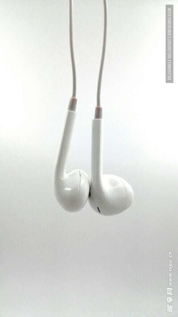 白色入耳式耳机特写