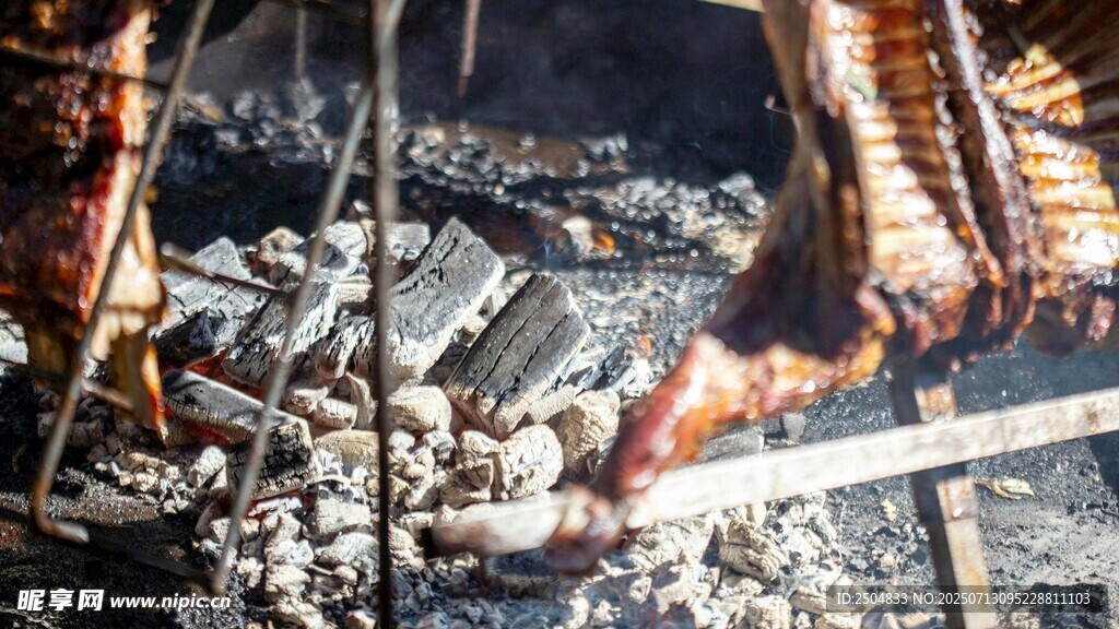 炭火上的美味烤肉